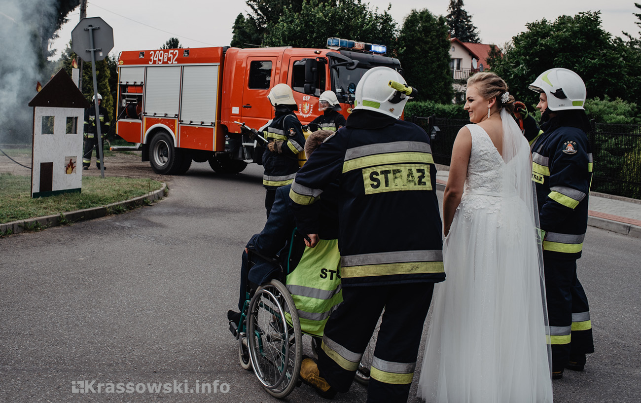 Fotograf ślubny Kielce brama weselna strażacy